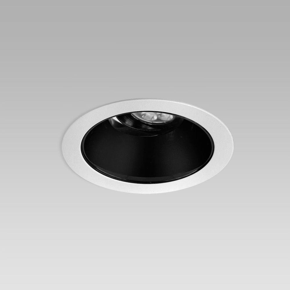 Apparecchio da incasso a soffitto di forma tonda per illuminazione interna, con cornice sporgente e ottica orientabile